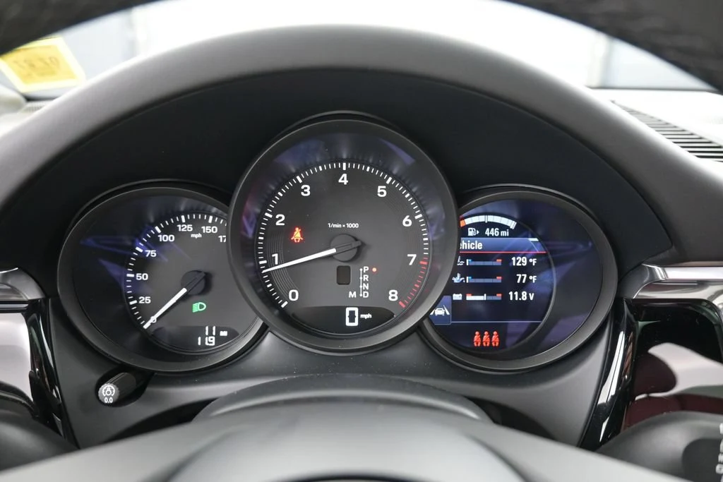 2026 Porsche Macan interior, Black/Bordeaux Red