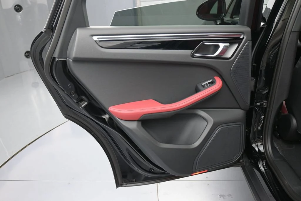 2026 Porsche Macan interior, door panel, Black/Bordeaux Red