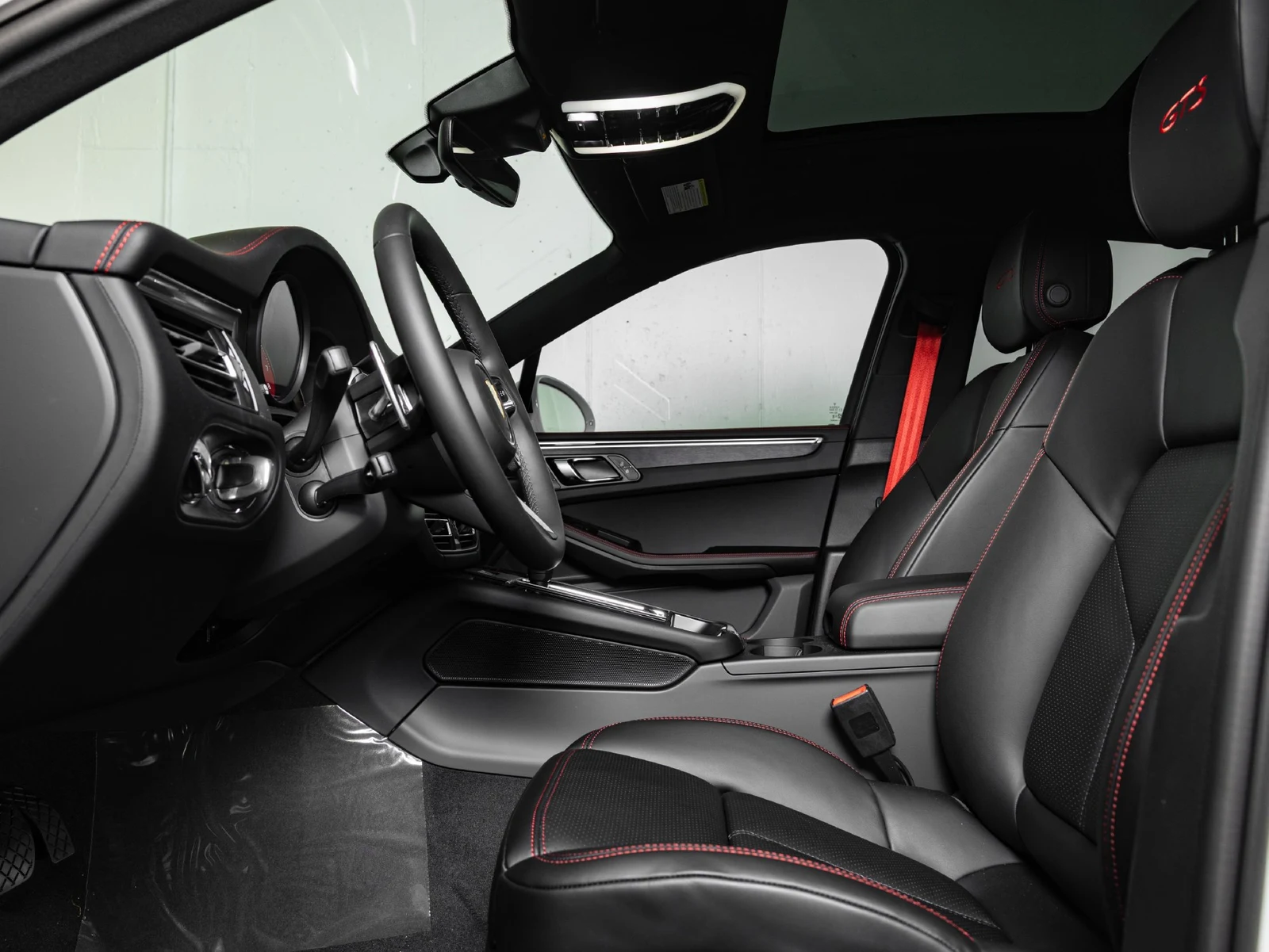 2026 Porsche Macan GTS interior, seats, Black / Carmine Red