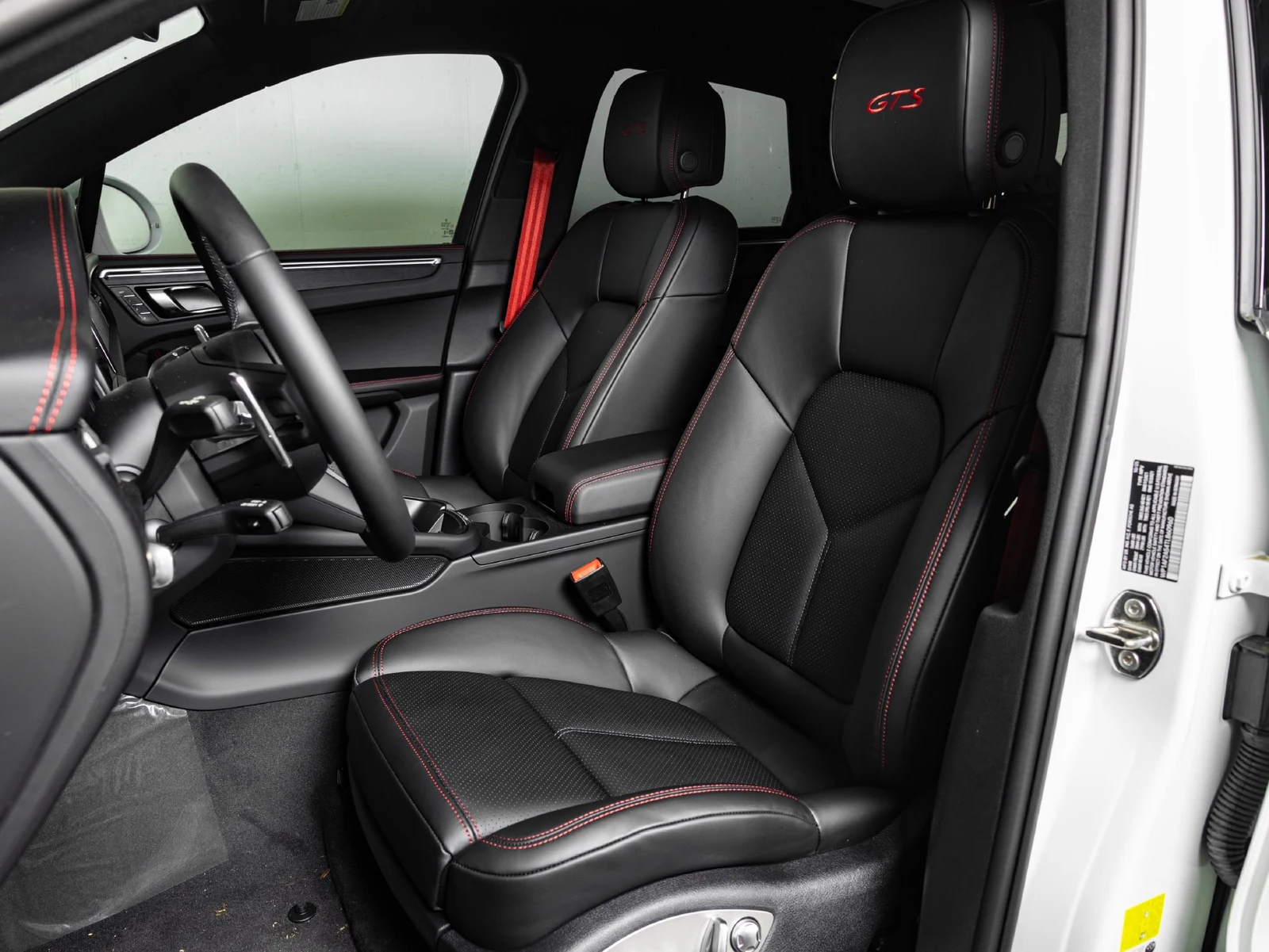 2026 Porsche Macan GTS interior, seats, Black / Carmine Red