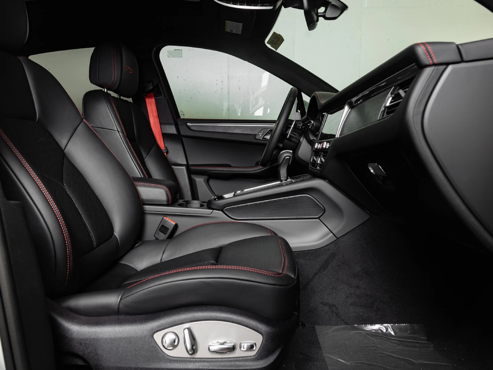 2026 Porsche Macan GTS interior, seats, Black / Carmine Red