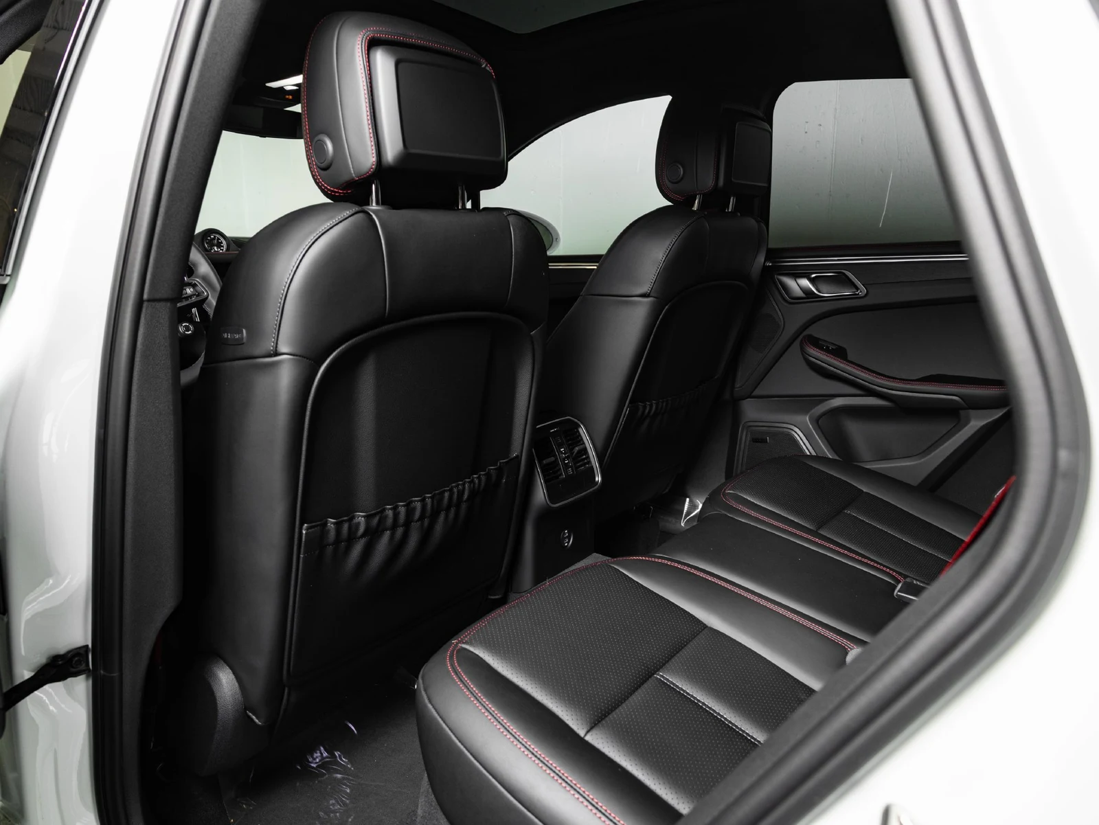 2026 Porsche Macan GTS interior, seats, Black / Carmine Red