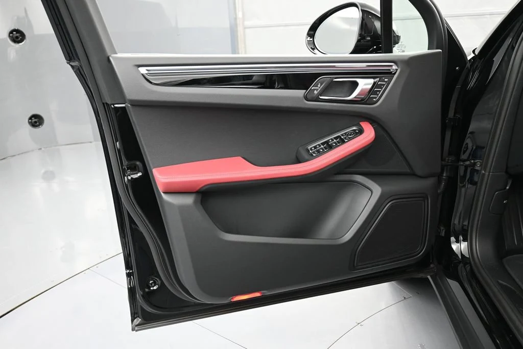 2026 Porsche Macan interior, door panel, Black/Bordeaux Red