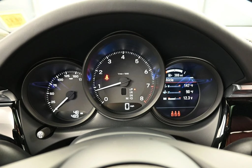 2026 Porsche Macan interior, Black/Bordeaux Red