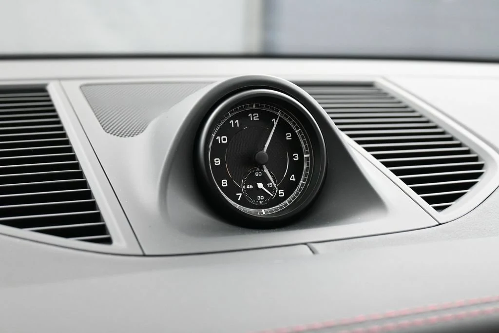 2026 Porsche Macan interior, Black/Bordeaux Red