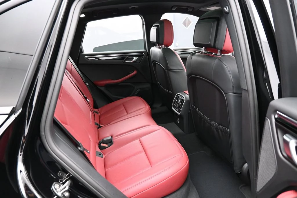 2026 Porsche Macan interior, seats, Black/Bordeaux Red