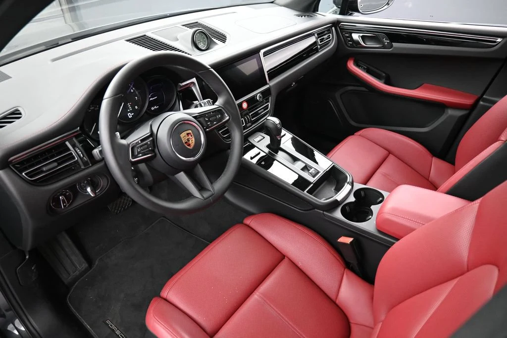 2026 Porsche Macan interior, Black/Bordeaux Red