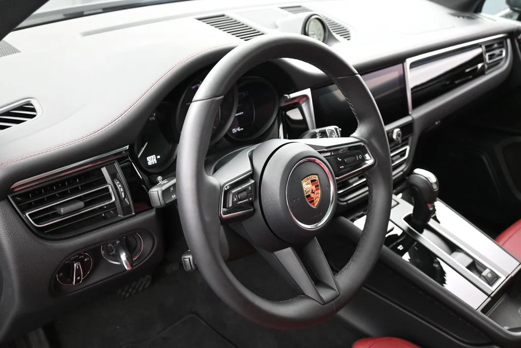 2026 Porsche Macan interior, Black/Bordeaux Red