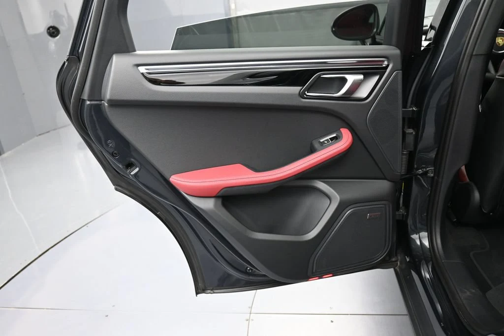 2026 Porsche Macan interior, door panel, Black/Bordeaux Red
