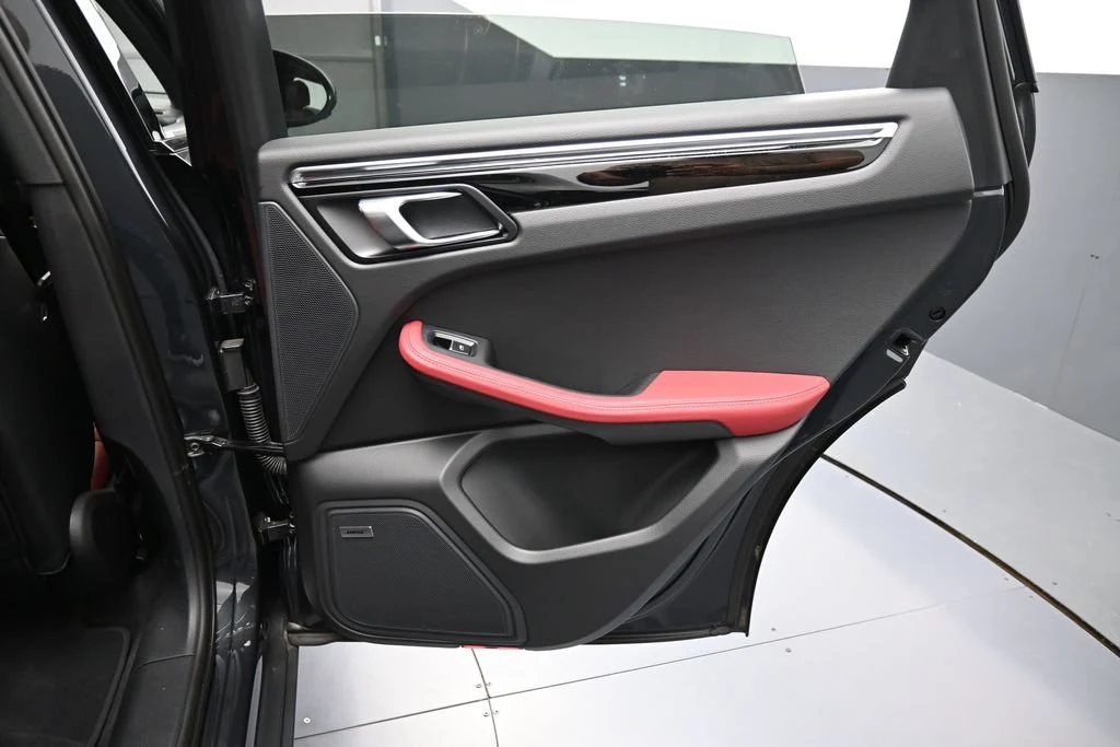 2026 Porsche Macan interior, door panel, Black/Bordeaux Red