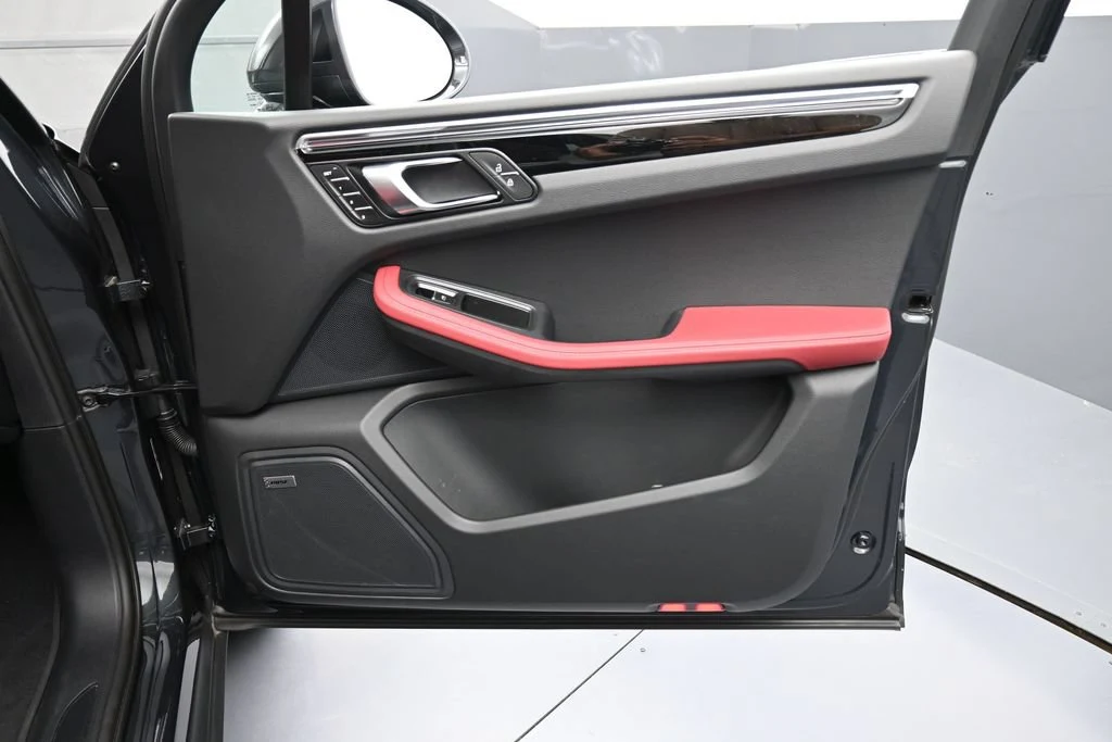2026 Porsche Macan interior, door panel, Black/Bordeaux Red