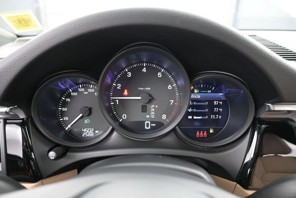 2026 Porsche Macan interior, Black/Bordeaux Red