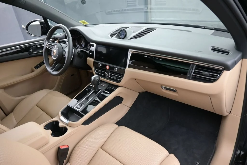 2026 Porsche Macan interior, Black/Bordeaux Red