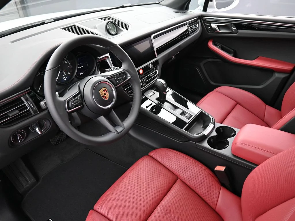 2026 Porsche Macan interior, Black/Bordeaux Red