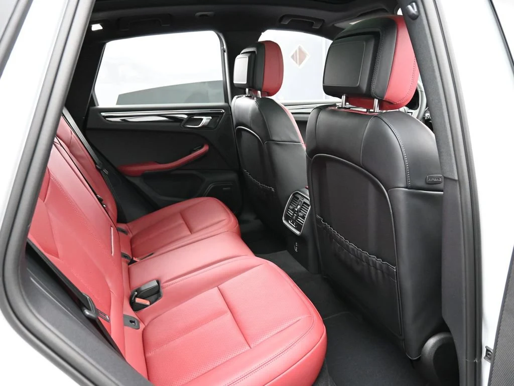 2026 Porsche Macan interior, seats, Black/Bordeaux Red
