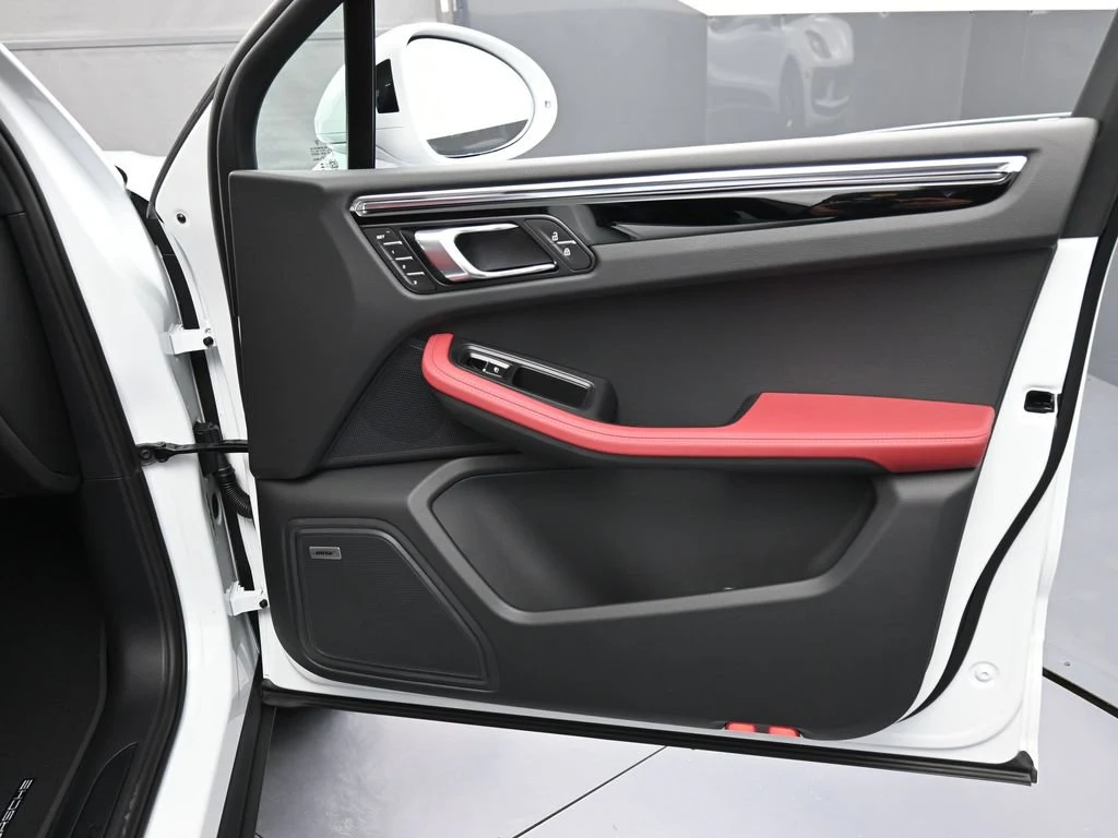 2026 Porsche Macan interior, door panel, Black/Bordeaux Red
