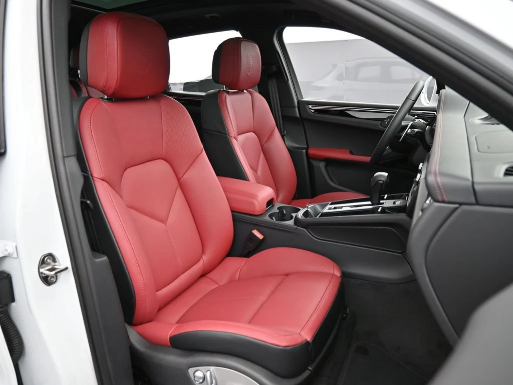 2026 Porsche Macan interior, seats, Black/Bordeaux Red