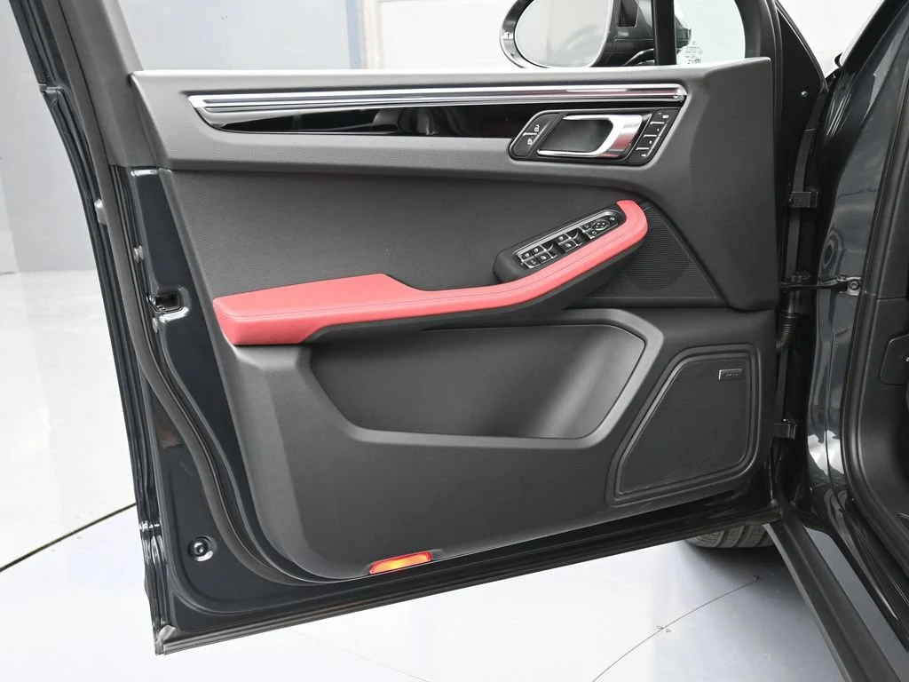 2026 Porsche Macan interior, door panel, Black/Bordeaux Red