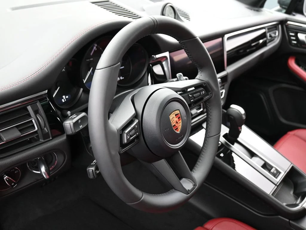 2026 Porsche Macan interior, Black/Bordeaux Red