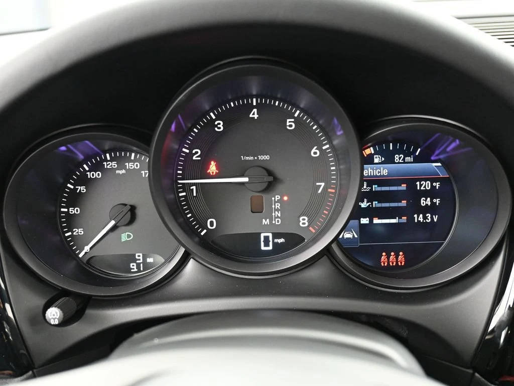 2026 Porsche Macan interior, Black/Bordeaux Red