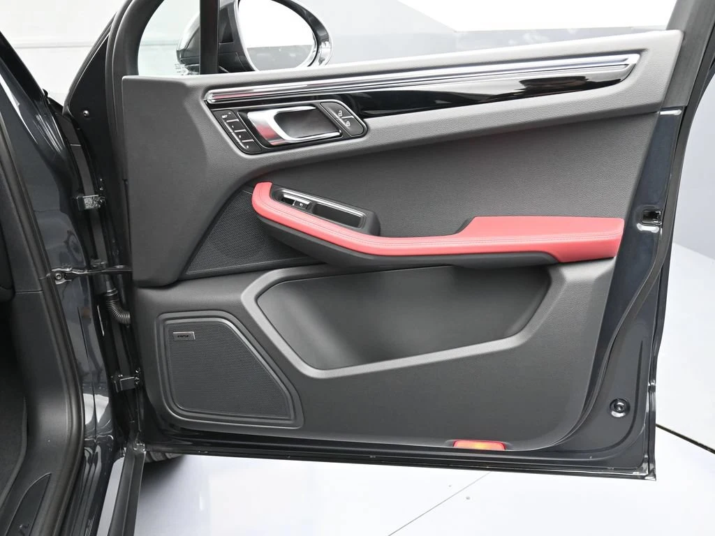 2026 Porsche Macan interior, door panel, Black/Bordeaux Red