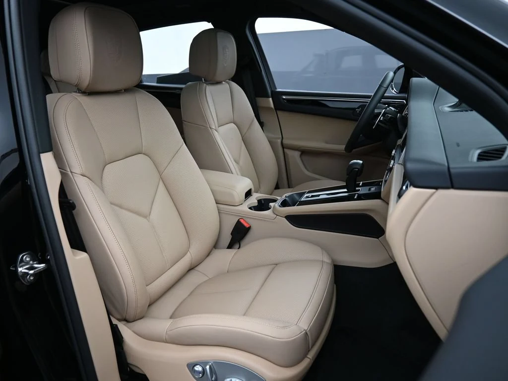 2026 Porsche Macan interior, seats, Black/Mojave Beige