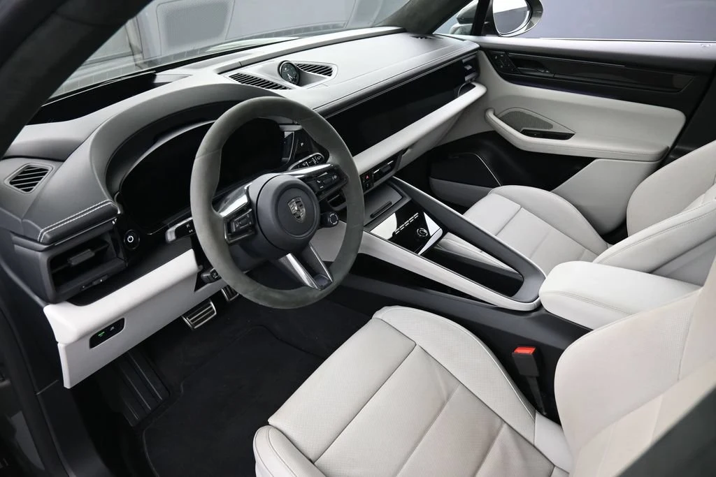 2025 Porsche Macan Turbo Electric interior, Black/Chalk