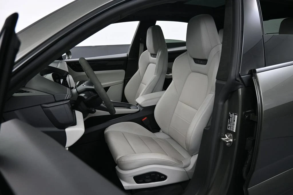 2025 Porsche Macan Turbo Electric interior, seats, Black/Chalk