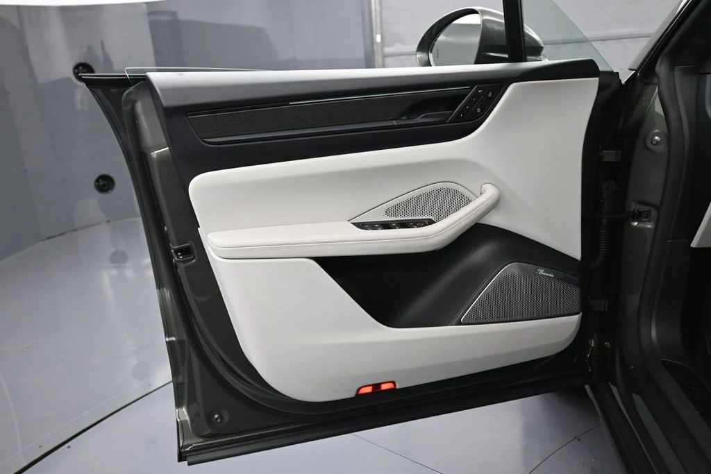 2025 Porsche Macan Turbo Electric interior, door panel, Black/Chalk