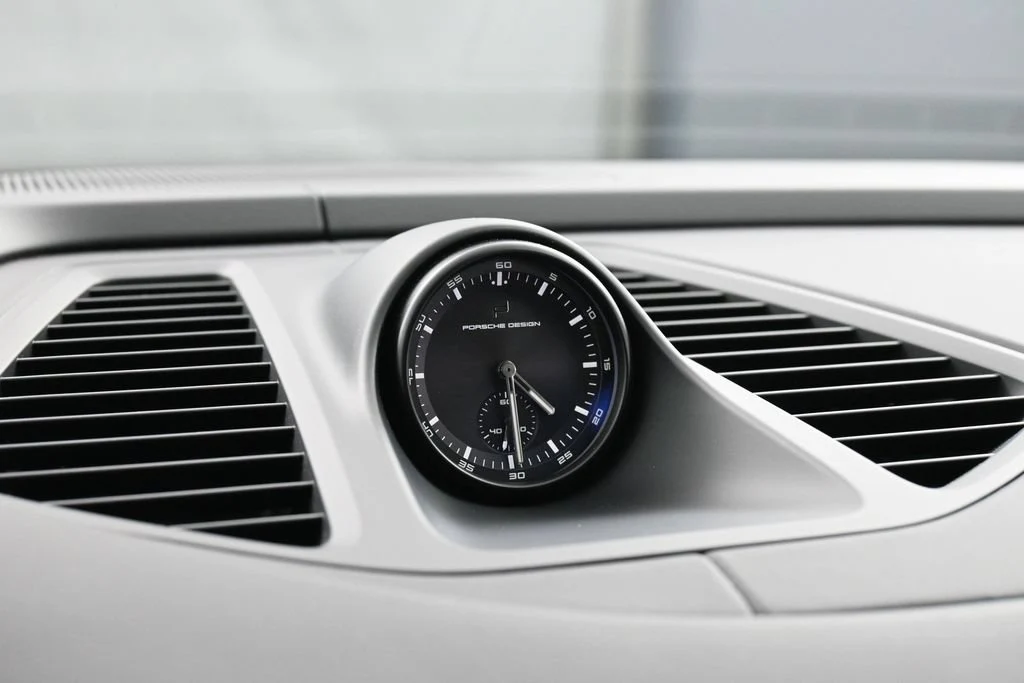 2025 Porsche Macan Turbo Electric interior, Black/Chalk