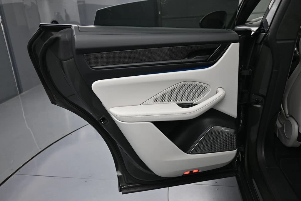 2025 Porsche Macan Turbo Electric interior, door panel, Black/Chalk