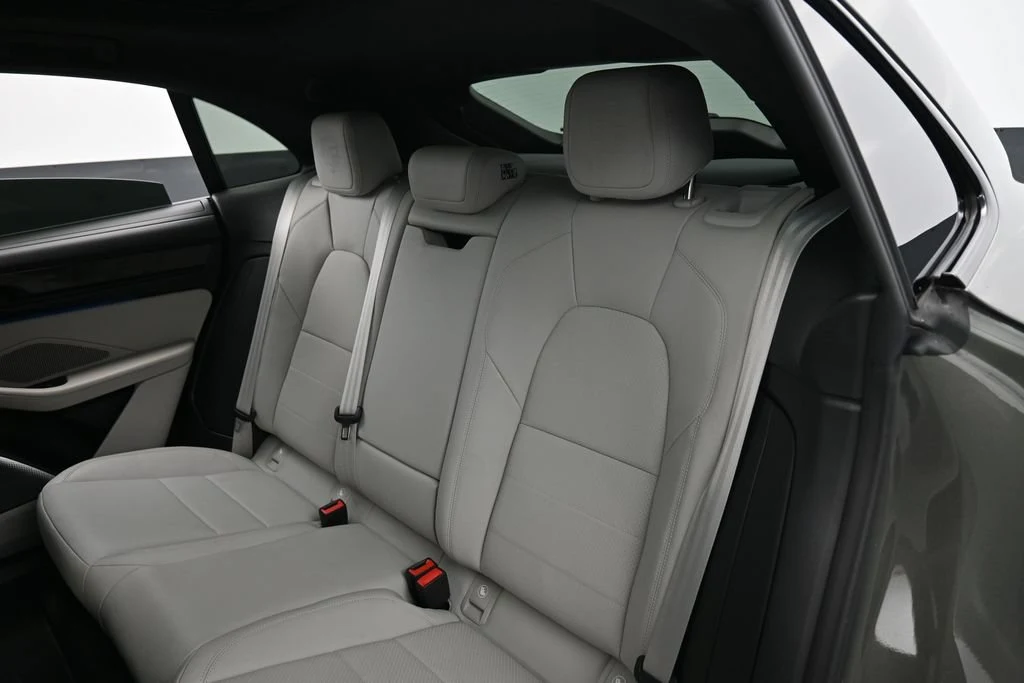 2025 Porsche Macan Turbo Electric interior, seats, Black/Chalk