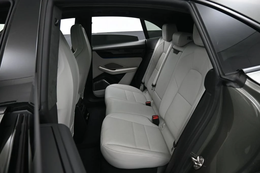2025 Porsche Macan Turbo Electric interior, seats, Black/Chalk