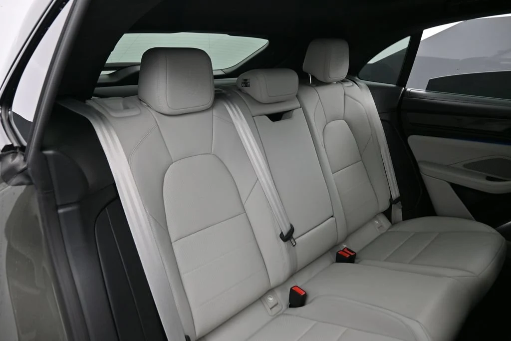 2025 Porsche Macan Turbo Electric interior, seats, Black/Chalk