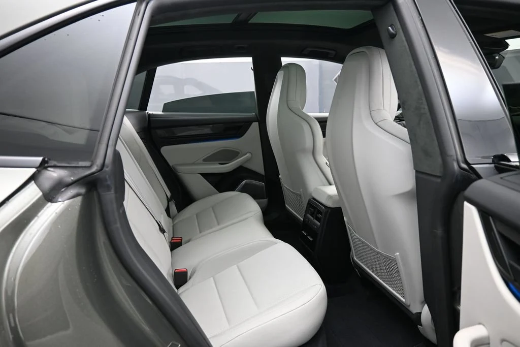 2025 Porsche Macan Turbo Electric interior, seats, Black/Chalk
