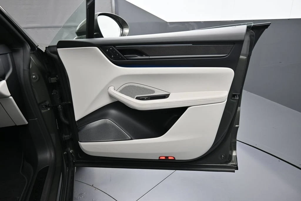 2025 Porsche Macan Turbo Electric interior, door panel, Black/Chalk