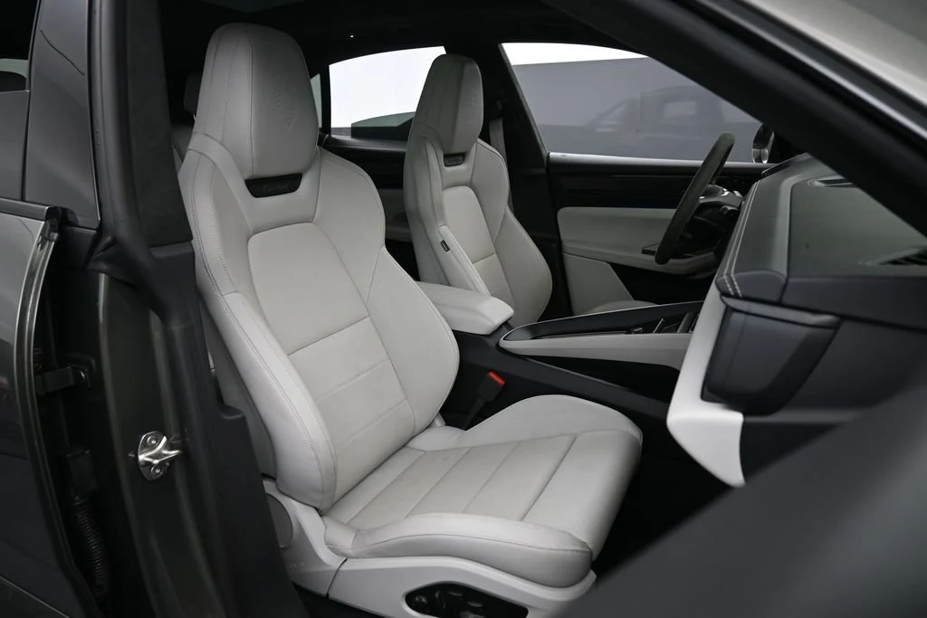 2025 Porsche Macan Turbo Electric interior, seats, Black/Chalk