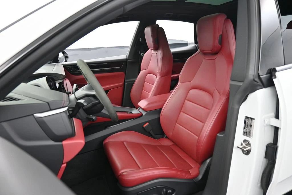 2025 Porsche Macan 4S Electric interior, seats, Black/Bordeaux Red