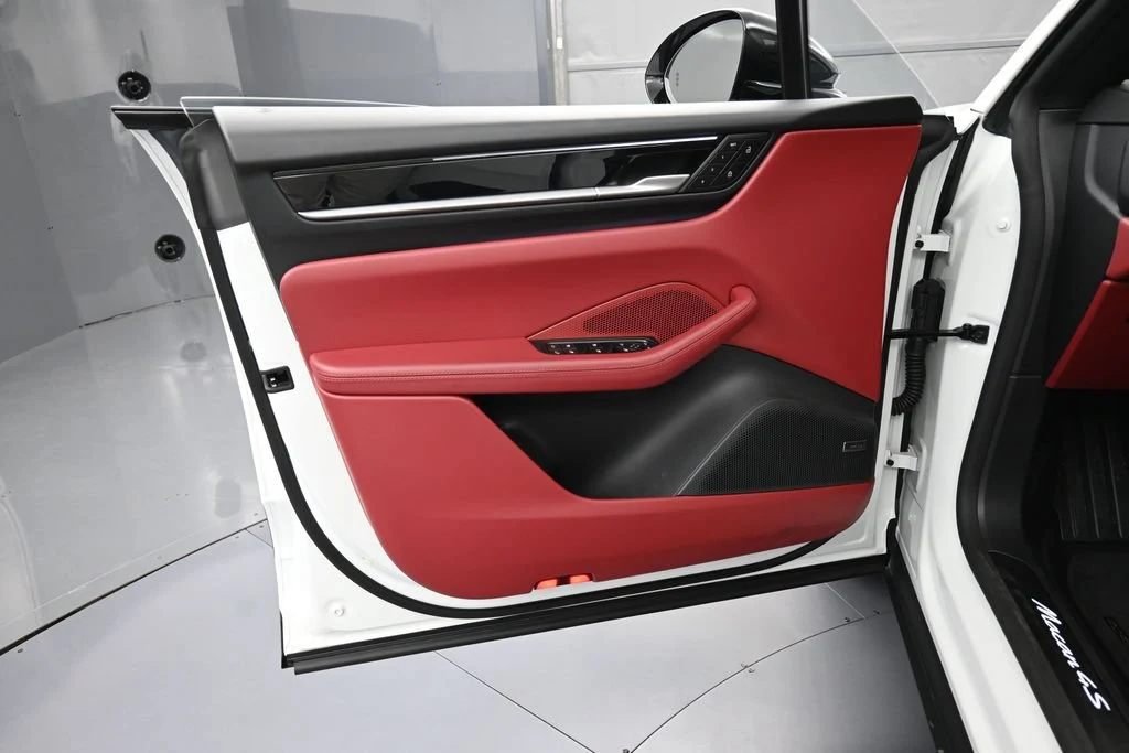 2025 Porsche Macan 4S Electric interior, door panel, Black/Bordeaux Red