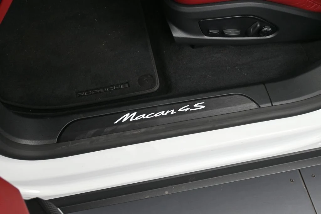 2025 Porsche Macan 4S Electric interior, door sill, Black/Bordeaux Red