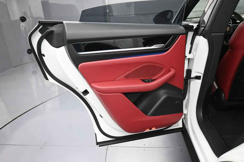 2025 Porsche Macan 4S Electric interior, door panel, Black/Bordeaux Red