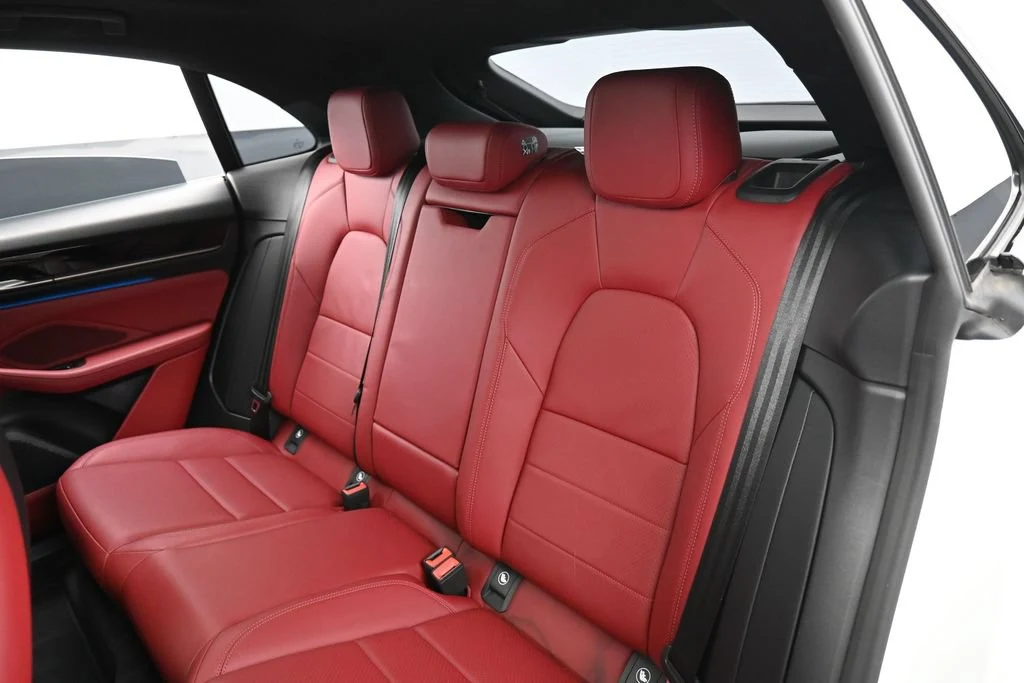 2025 Porsche Macan 4S Electric interior, seats, Black/Bordeaux Red