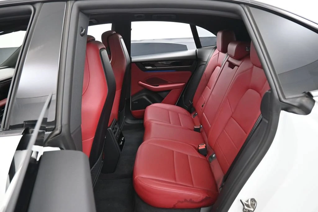 2025 Porsche Macan 4S Electric interior, seats, Black/Bordeaux Red