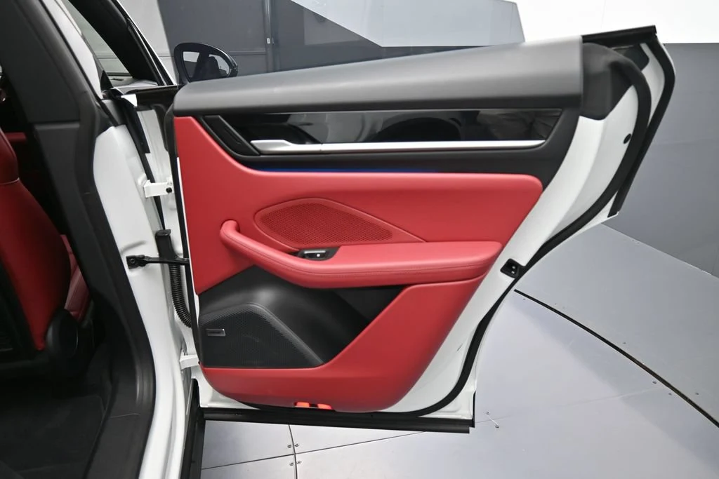 2025 Porsche Macan 4S Electric interior, door panel, Black/Bordeaux Red