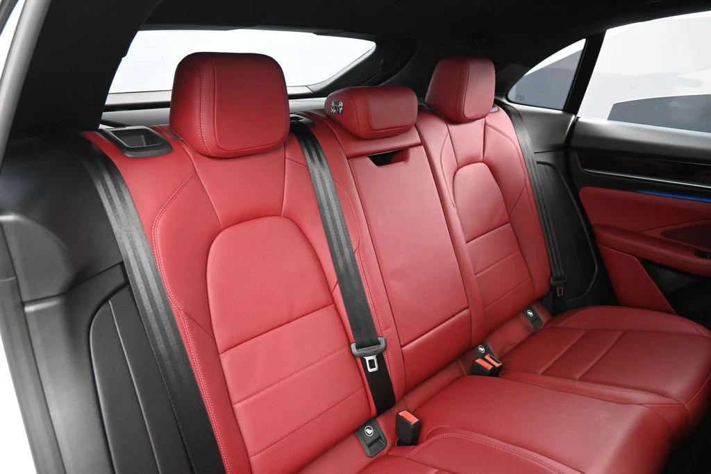 2025 Porsche Macan 4S Electric interior, seats, Black/Bordeaux Red