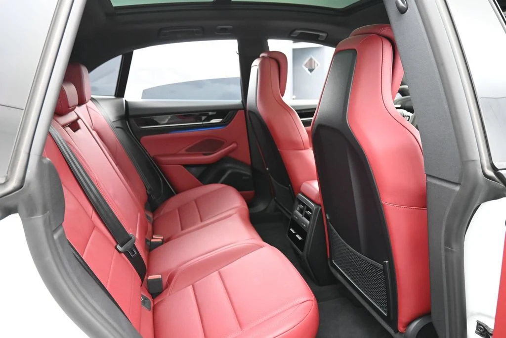 2025 Porsche Macan 4S Electric interior, seats, Black/Bordeaux Red