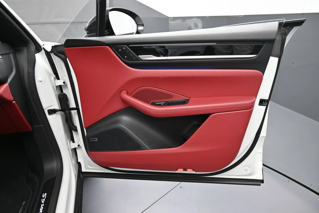 2025 Porsche Macan 4S Electric interior, door panel, Black/Bordeaux Red