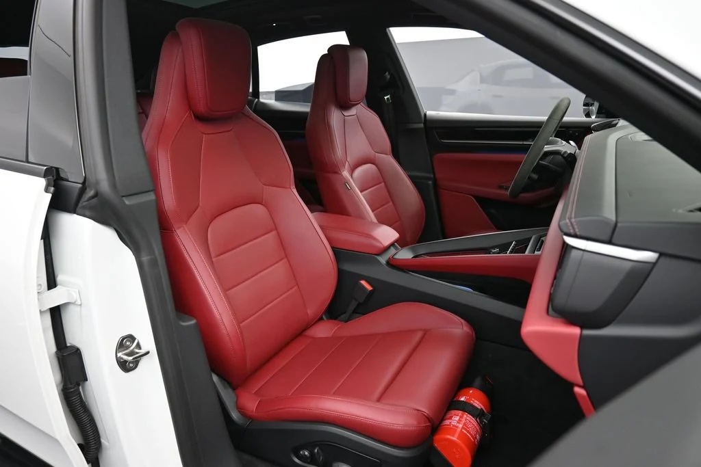 2025 Porsche Macan 4S Electric interior, seats, Black/Bordeaux Red