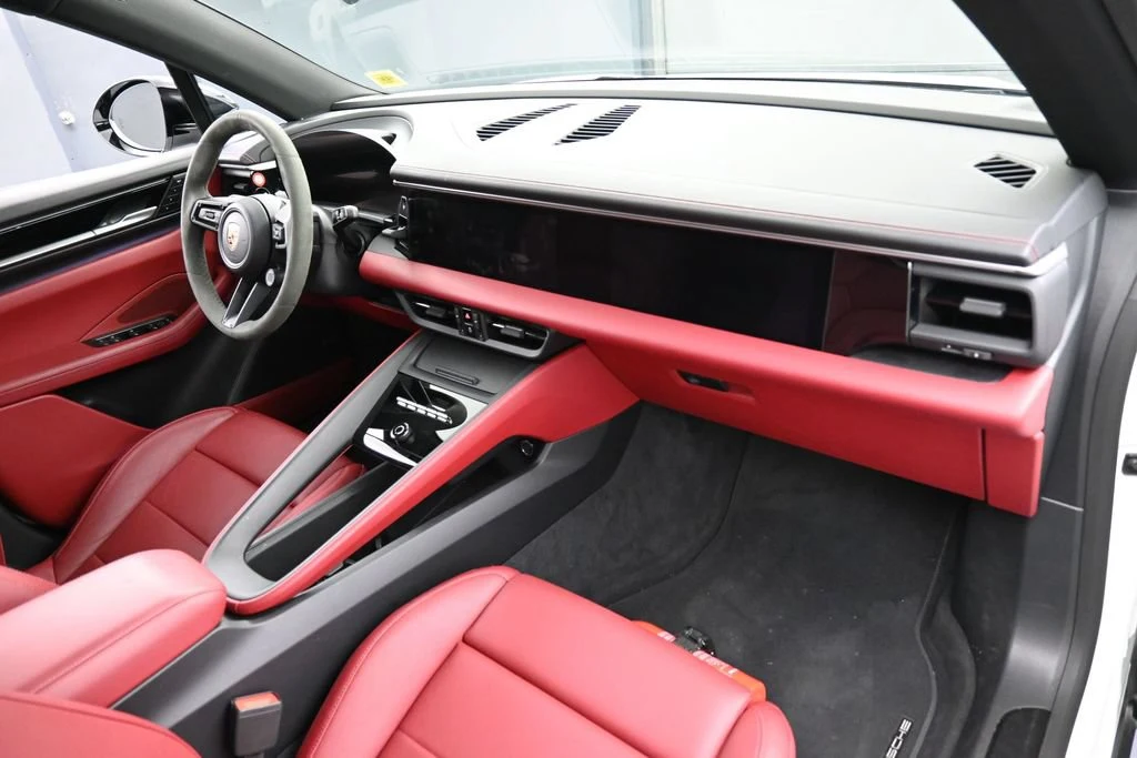2025 Porsche Macan 4S Electric interior, Black/Bordeaux Red