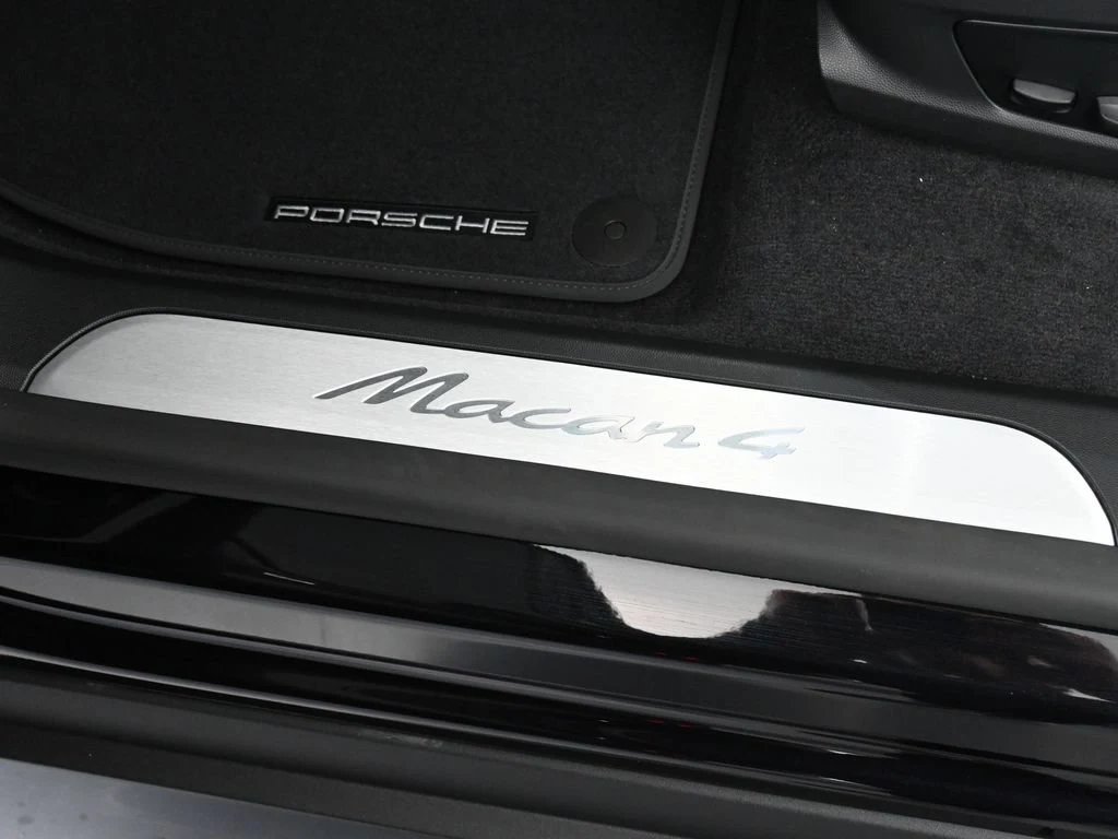 2026 Porsche Macan 4 Electric interior, door sill